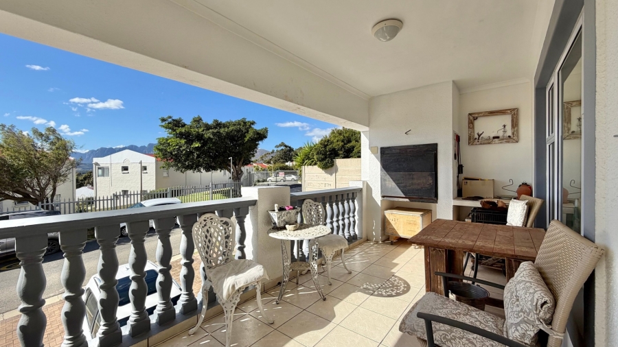 5 Bedroom Property for Sale in Mountainside Western Cape